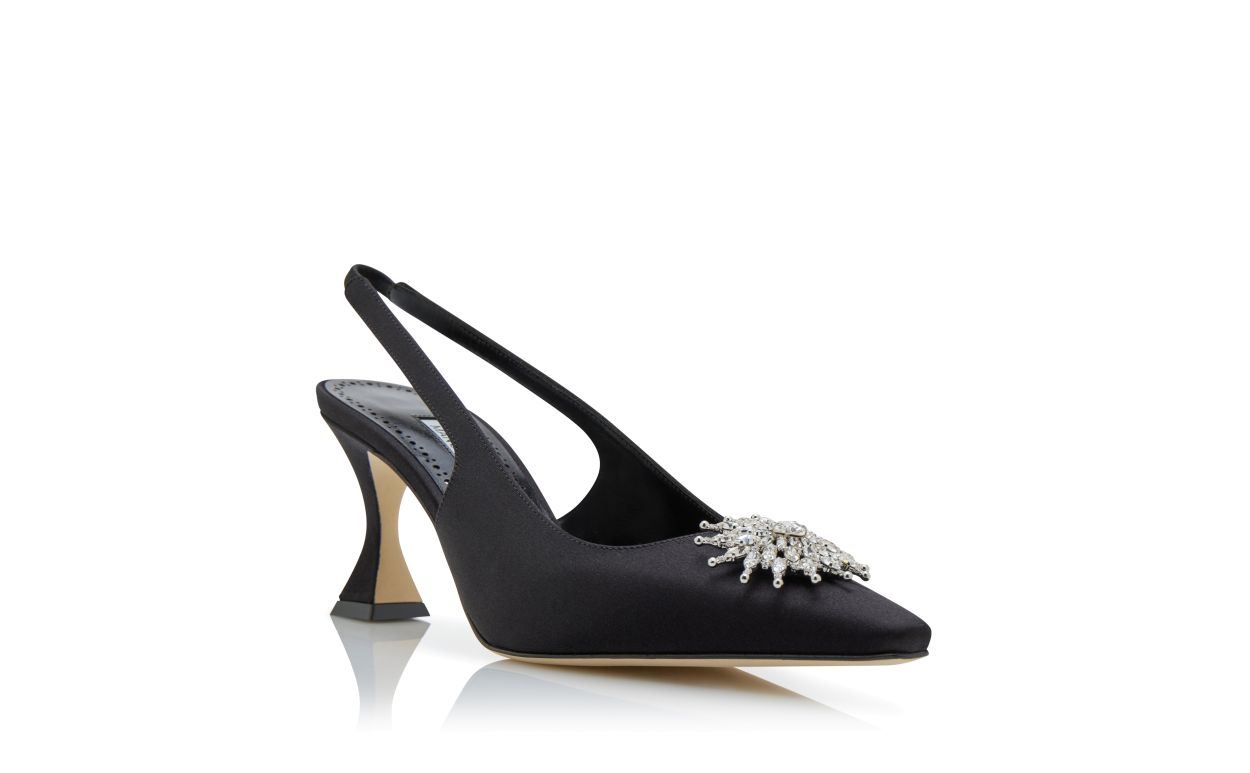 Zapatillas de satín negro con detalles de cristal en estilo slingback