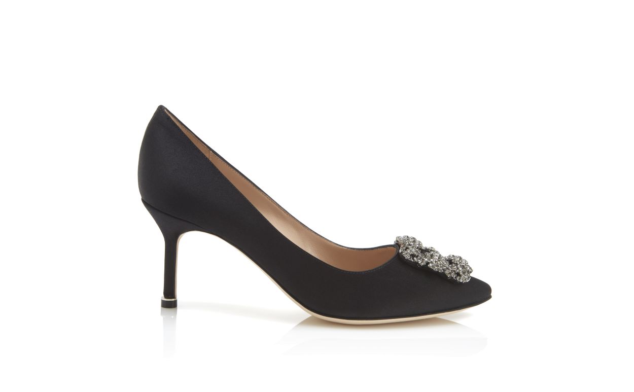 Zapatos de tacón con hebilla de joyería de satín negro