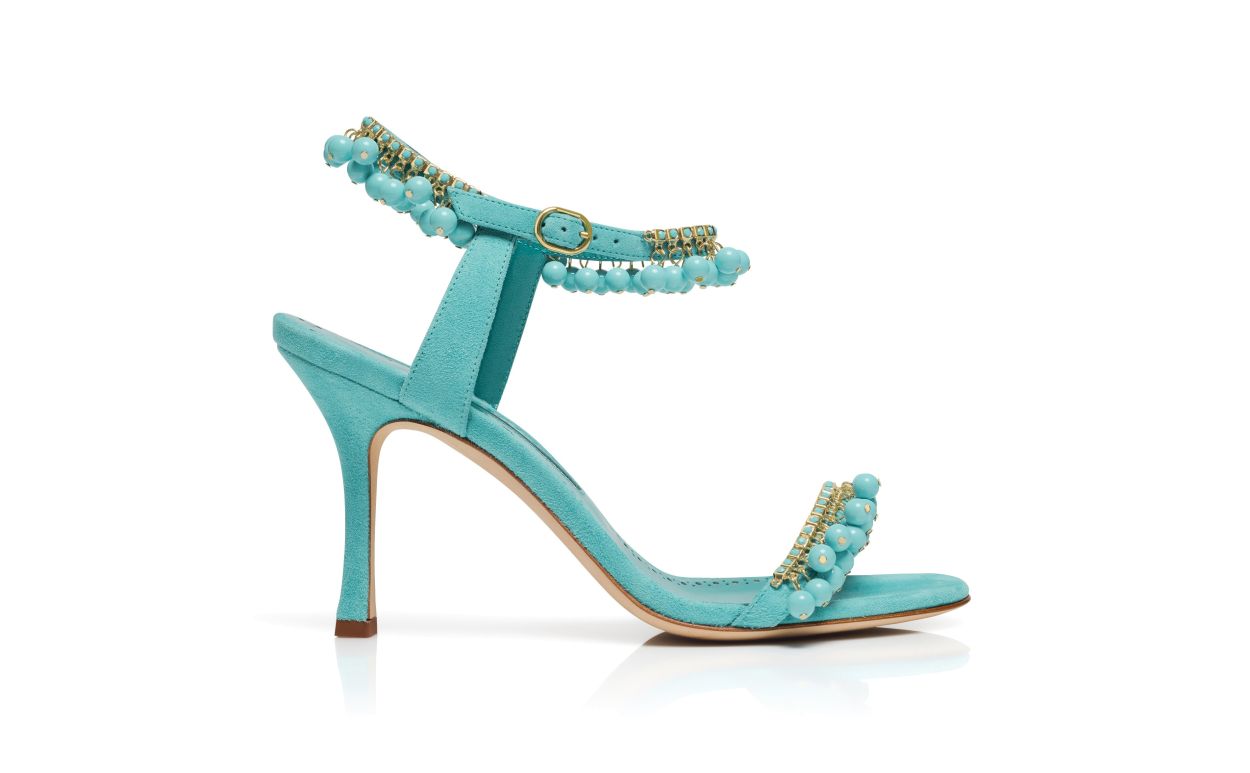 Zapatillas de cuero azul con adornos de joyas