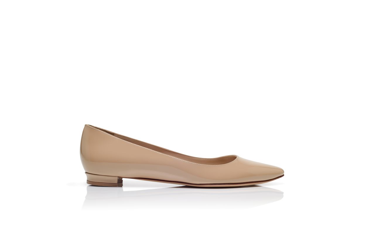 Zapatillas planas de cuero brillante beige claro punta estrecha