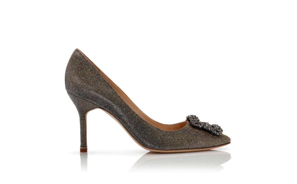 Zapatos de tacón con hebilla de joya de tela brillante dorada oscura
