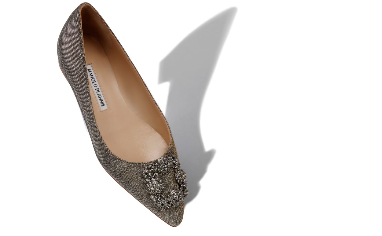 Zapatos planos con hebilla de joya de tela brillante dorado oscuro