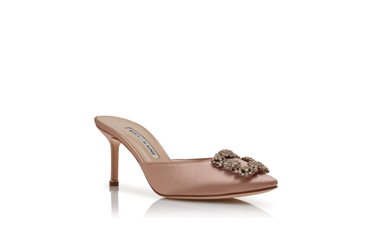Mules de satín beige con hebilla de joya