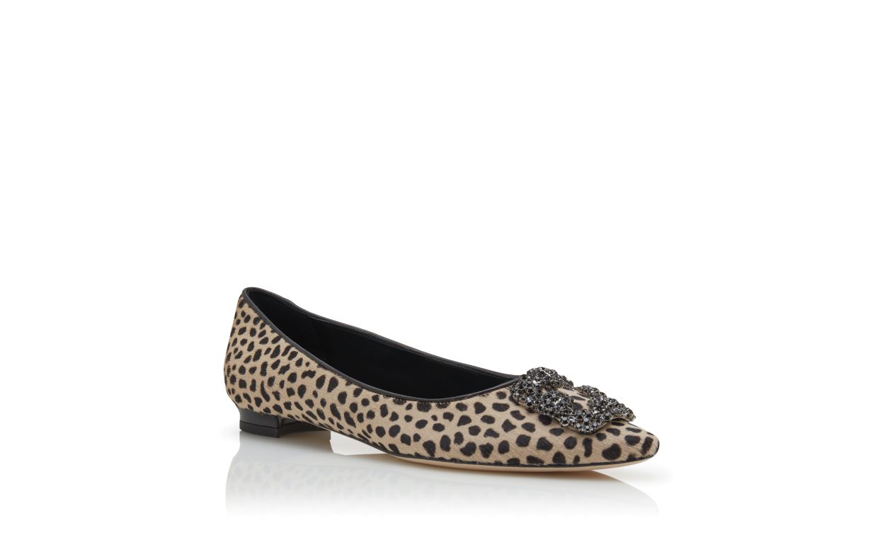Zapatillas planas de pelo de ternera con estampado animal y hebilla de joyería