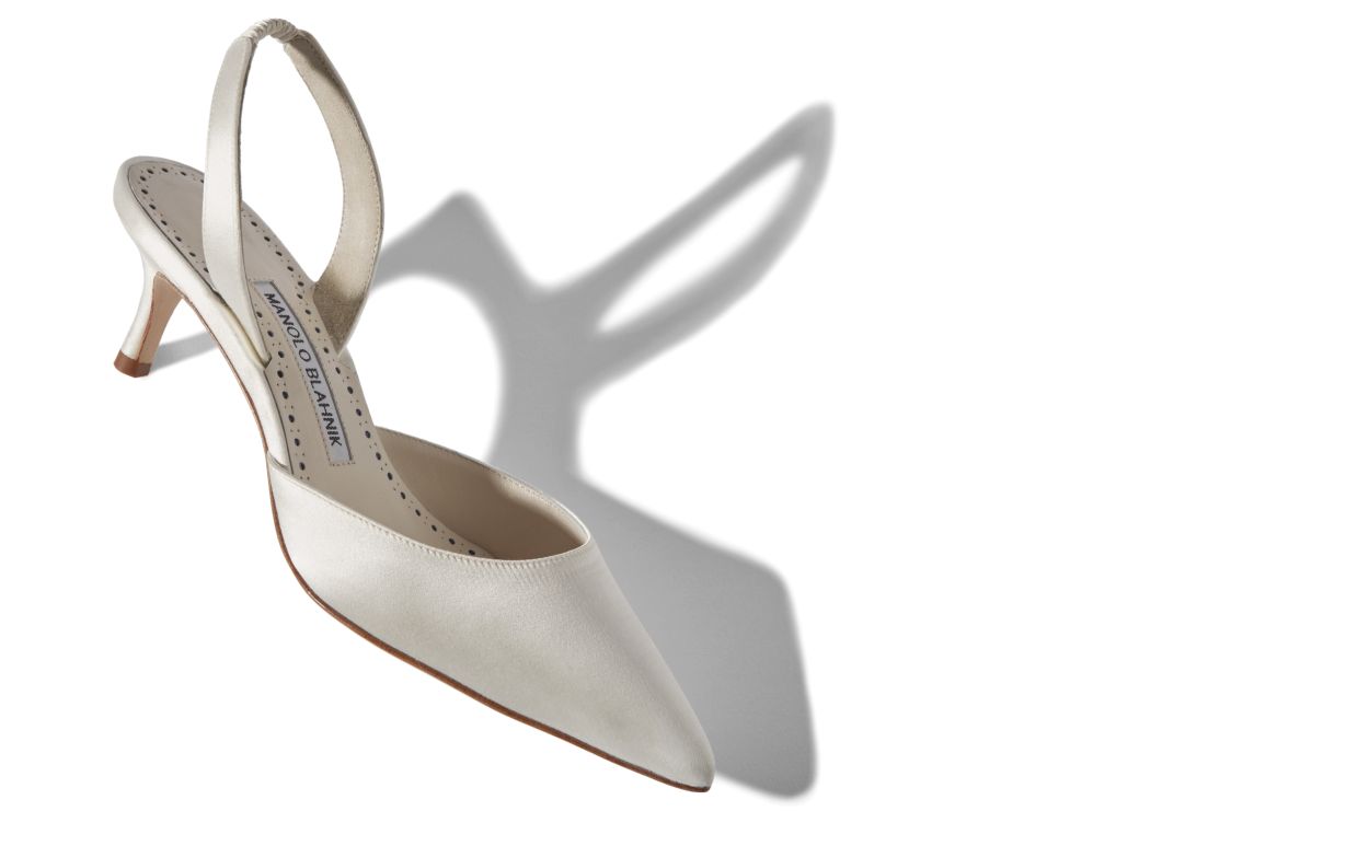 Zapatillas de satín blanco con tirador