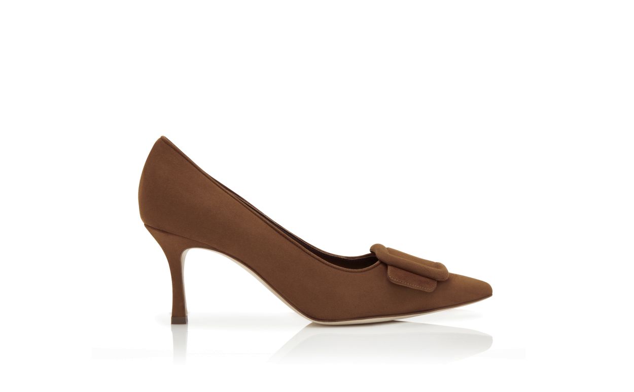 Zapatos de tacón de ante marrón con detalle de hebilla