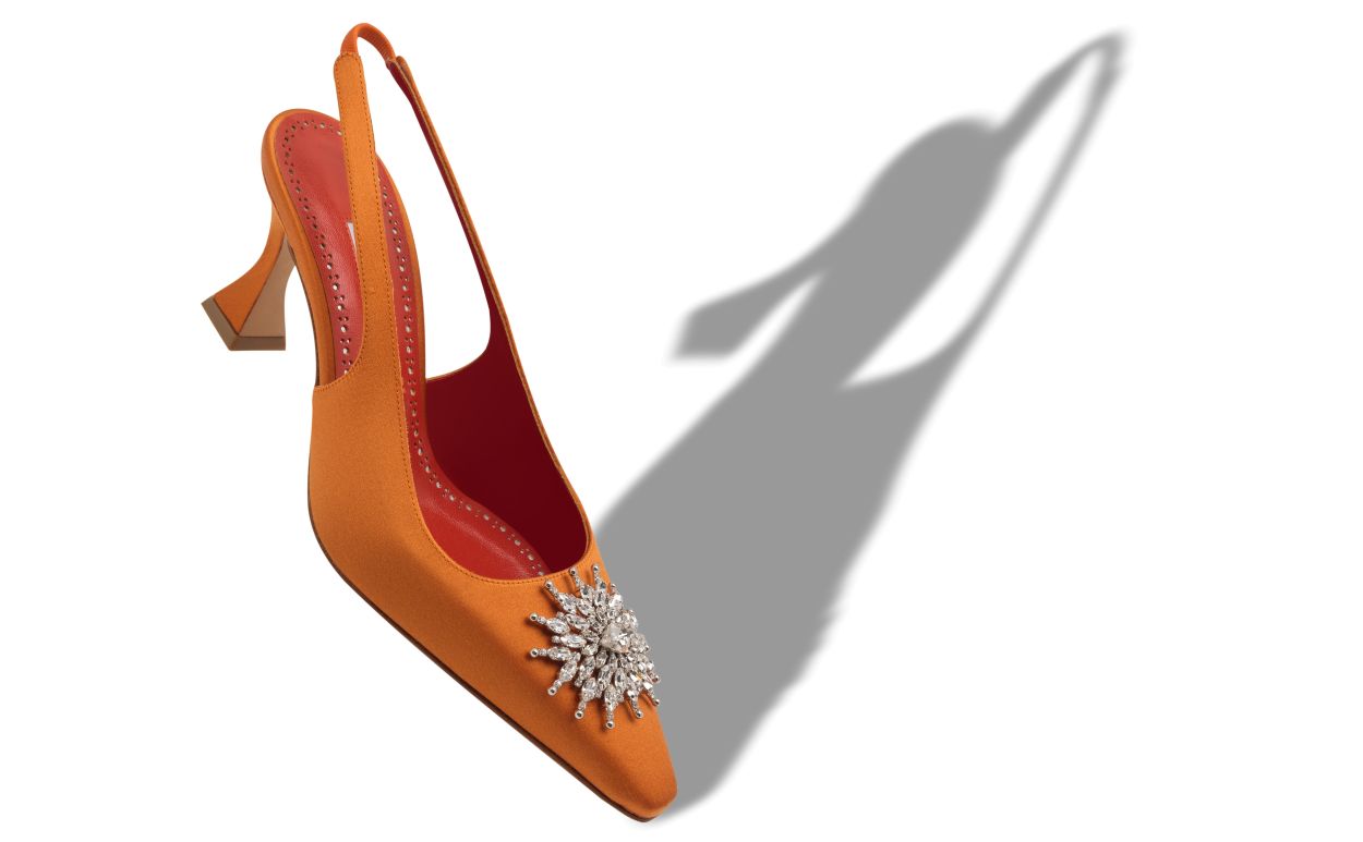 Zapatillas de tacón con hebilla de satín naranja y detalles de cristal