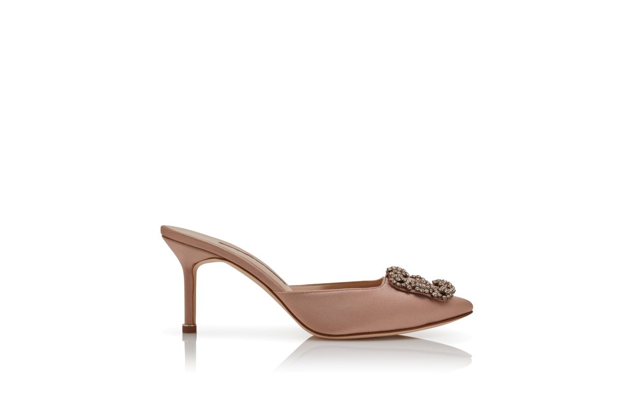 Mules de satín beige con hebilla de joya