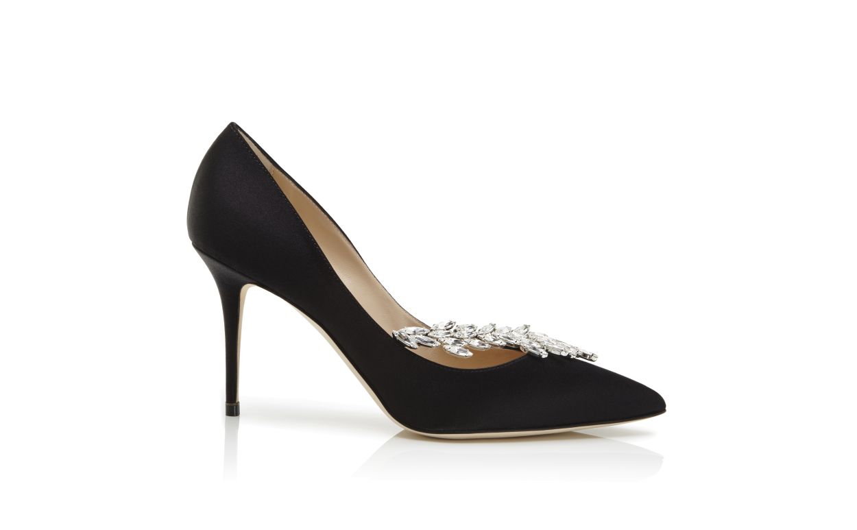 Zapatillas de tacón con hebilla de joya de satín negro