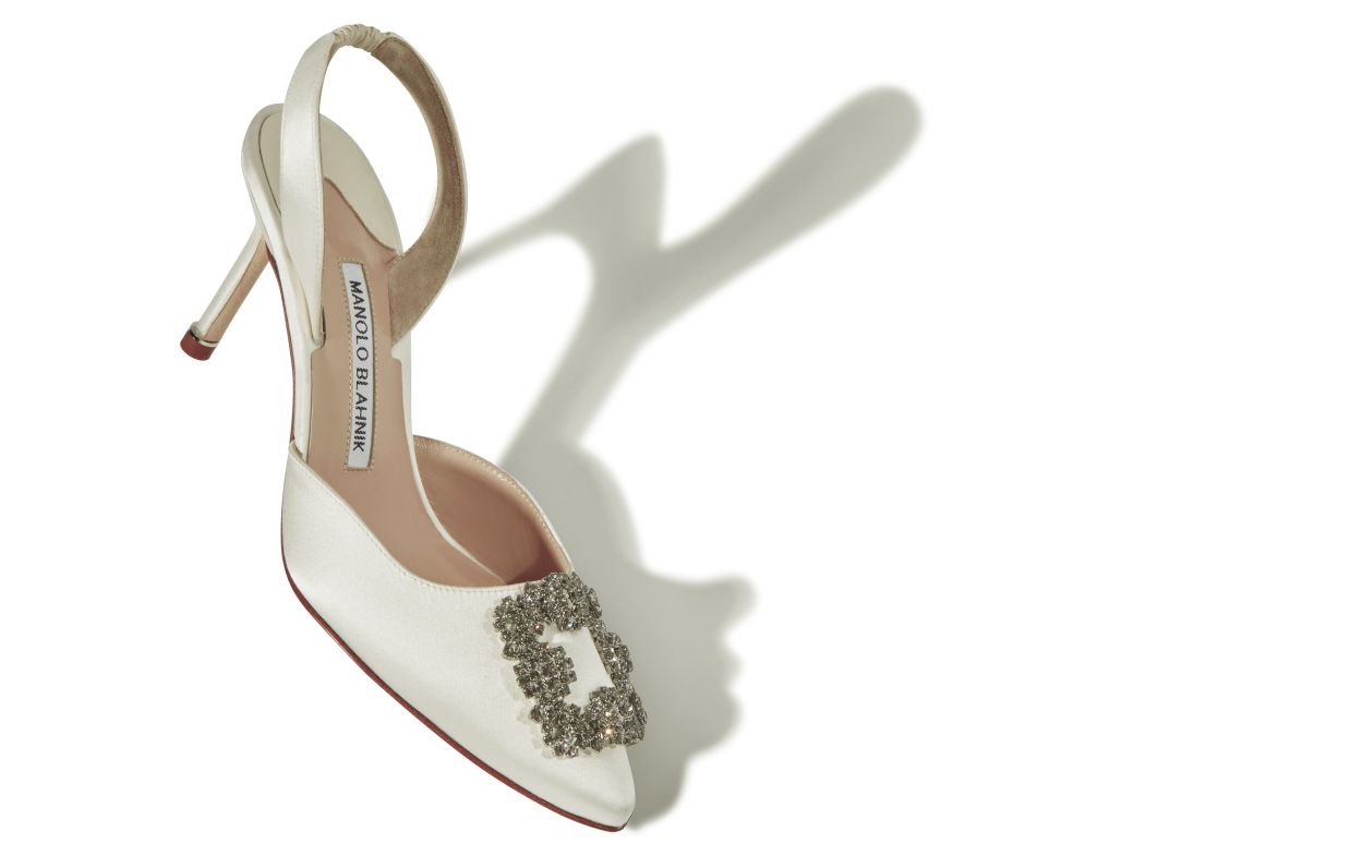 Zapatillas de tacón con hebilla de joyería de satín blanco