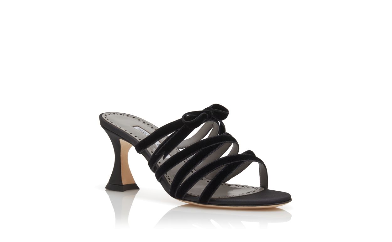 Mules de seda negra con diseño cruzado