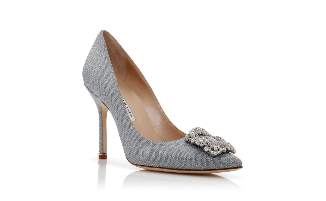 Zapatos de tacón con hebilla de joya de tela brillante plateada