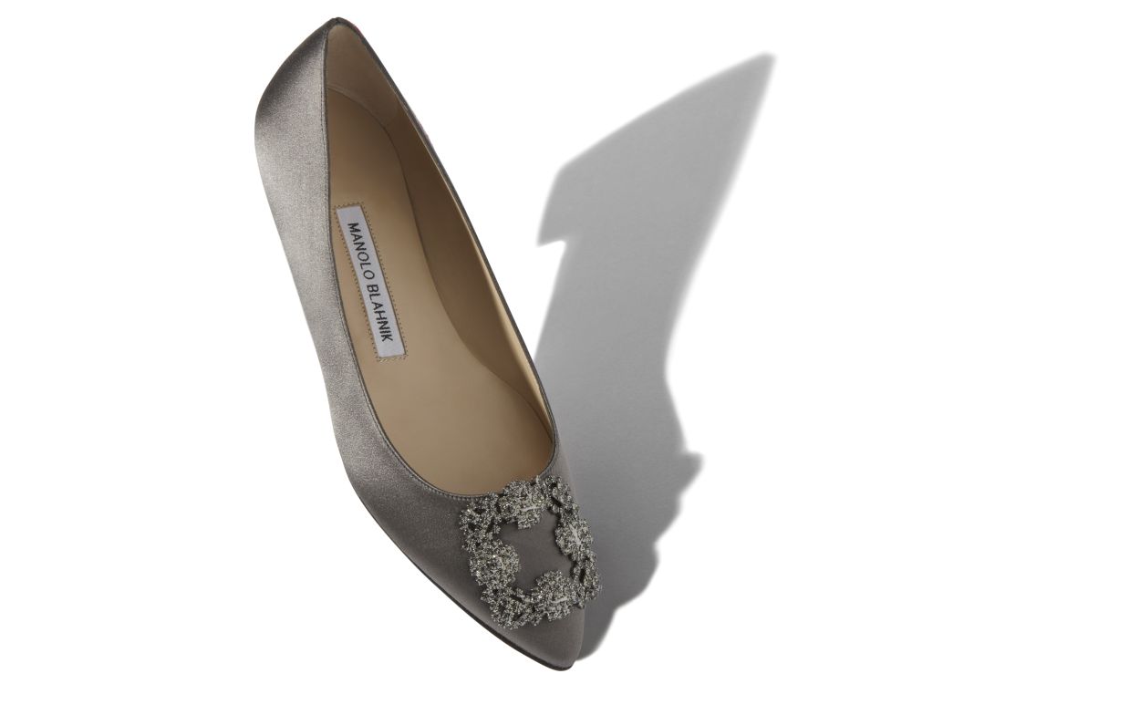 Zapatillas planas de satén gris con hebilla de joya