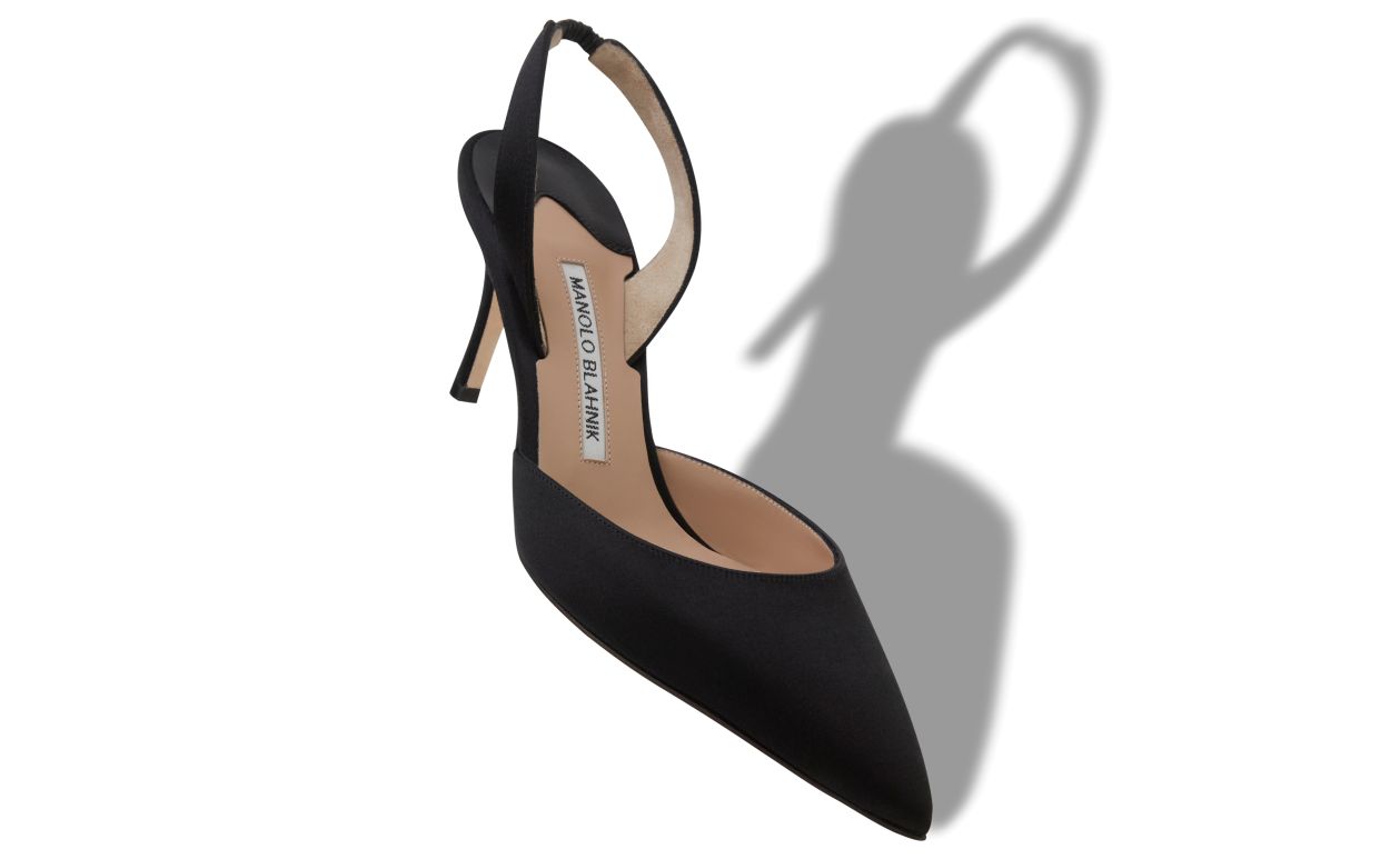 Zapatillas de tacón punta en punta con correa negras de satín