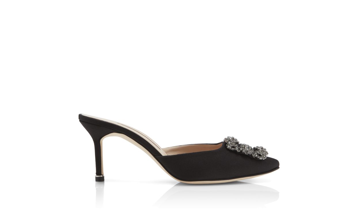 Mules de satín negro con hebilla de joyería