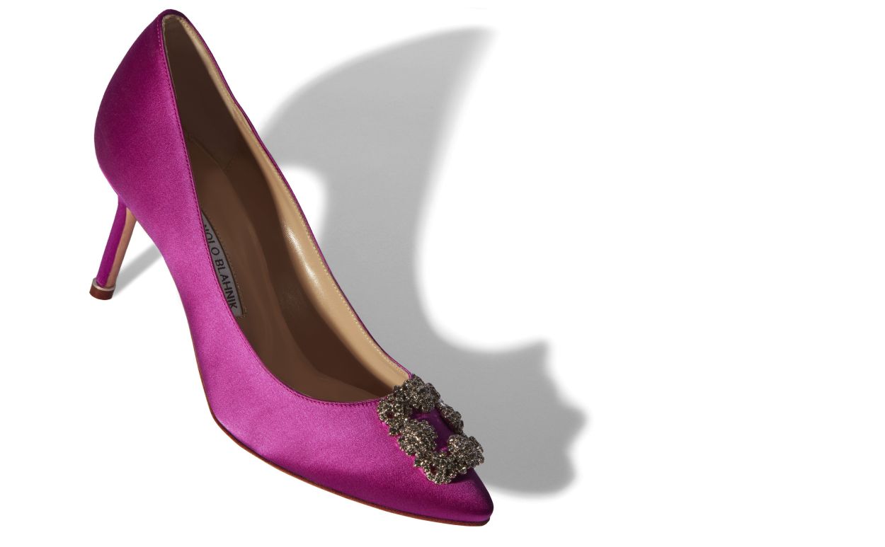 Zapatillas de satín fucsia oscuro con hebilla de joya