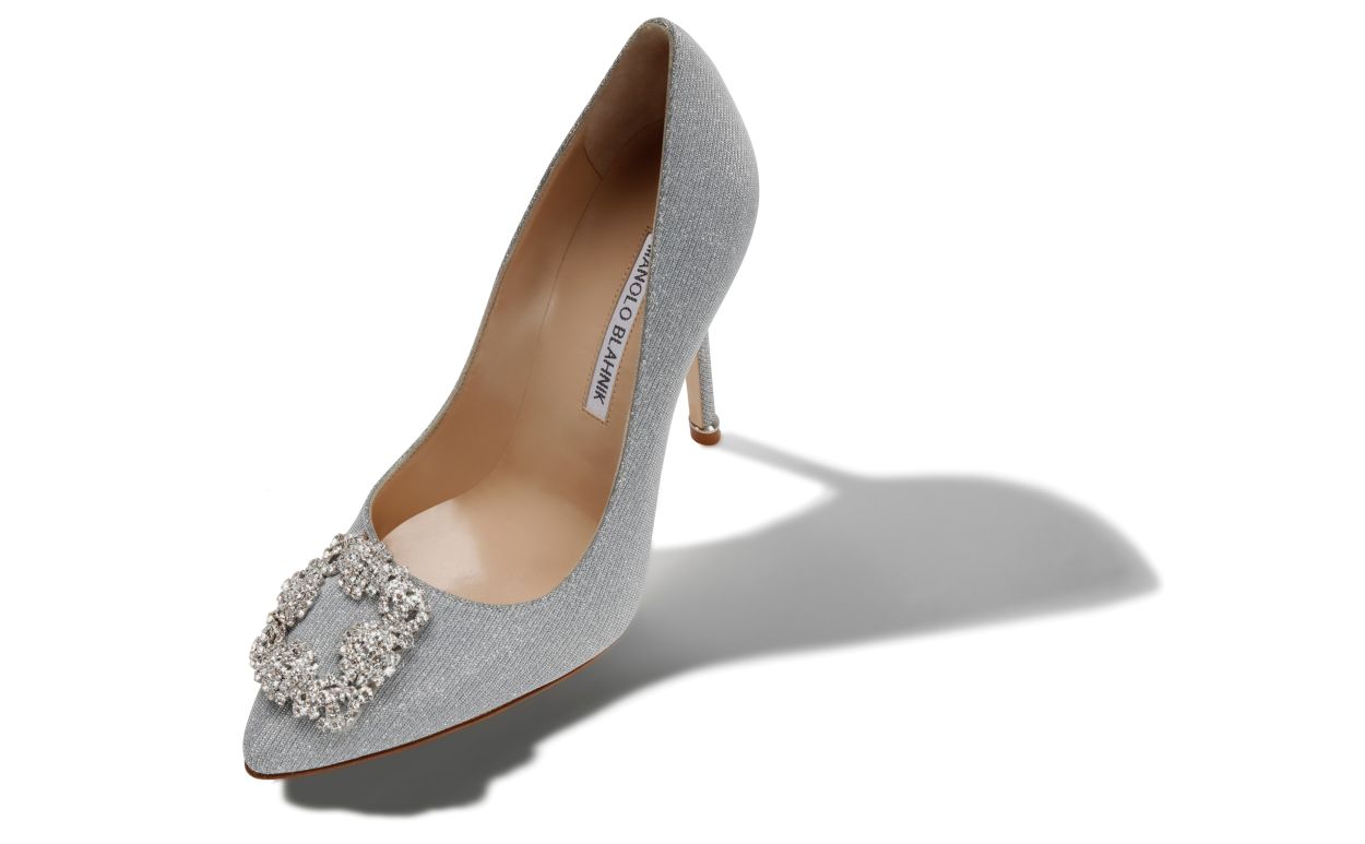 Zapatos de tacón con hebilla de joya de tela brillante plateada