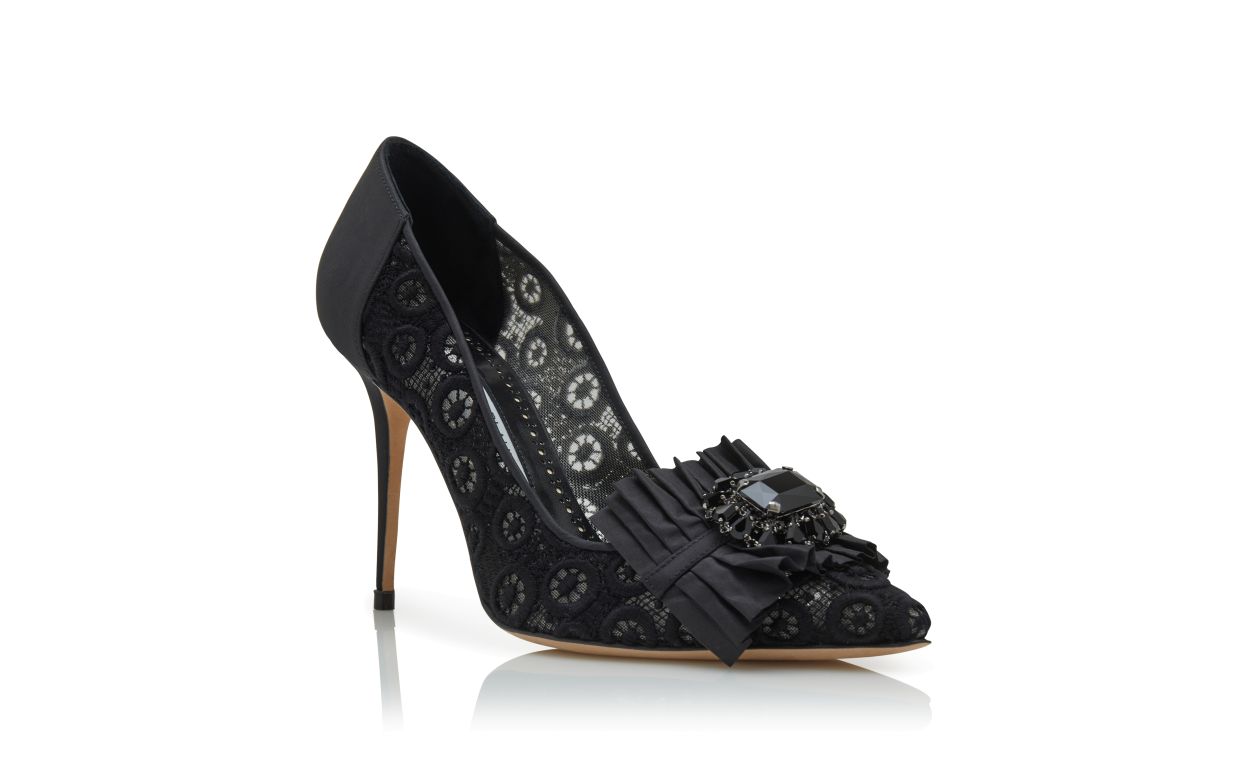 Zapatillas de tacón negro con encaje y detalles de joyas