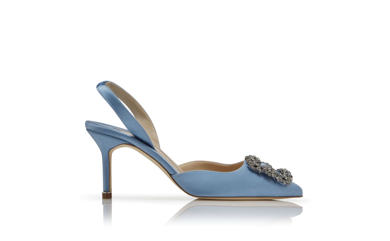 Zapatos de tacón de satín azul claro con hebilla de joya tipo slingback