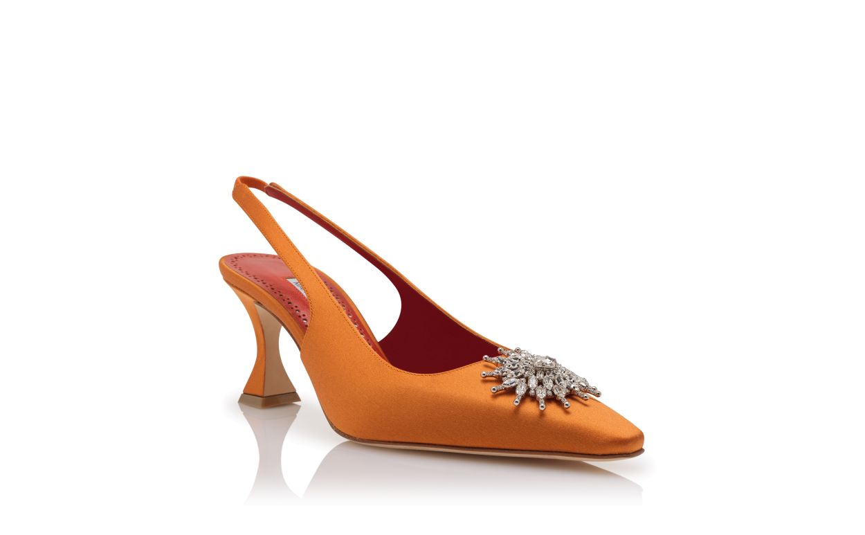 Zapatillas de tacón con hebilla de satín naranja y detalles de cristal