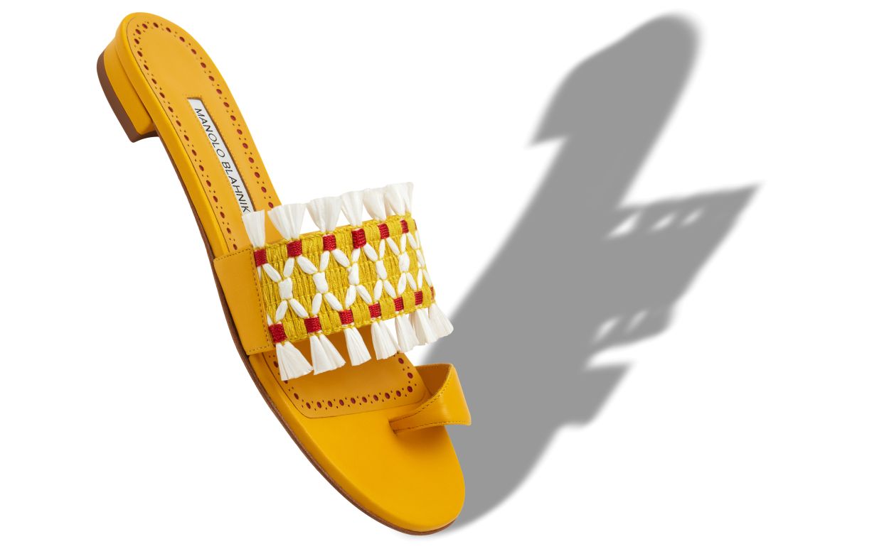 Mules planas de cuero napa amarillo con detalles de rafia
