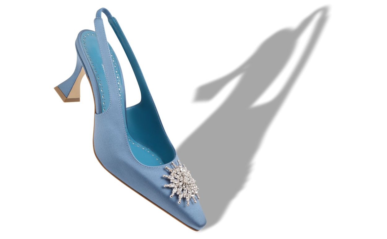 Zapatillas de satín azul con adornos de cristal