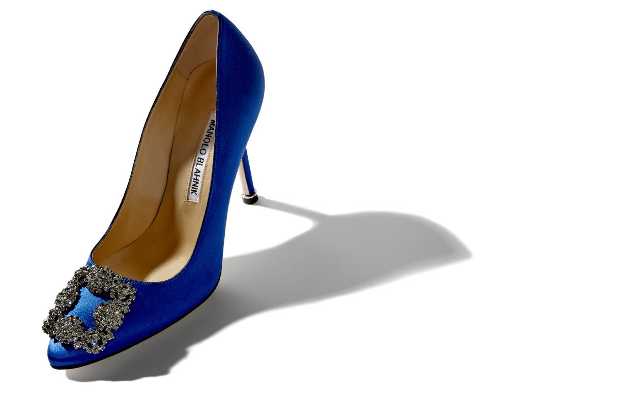 Zapatillas con hebilla de joyería de satín azul