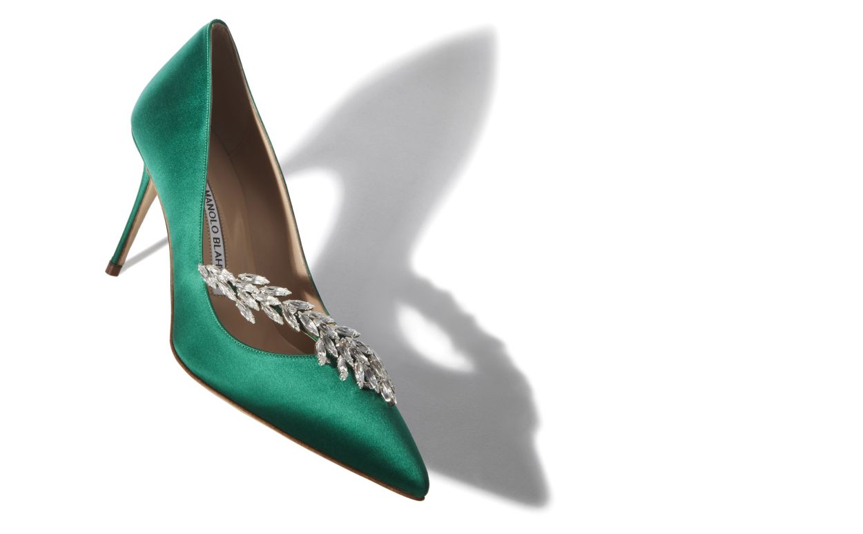 Zapatillas de tacón con hebilla de joya de satín verde