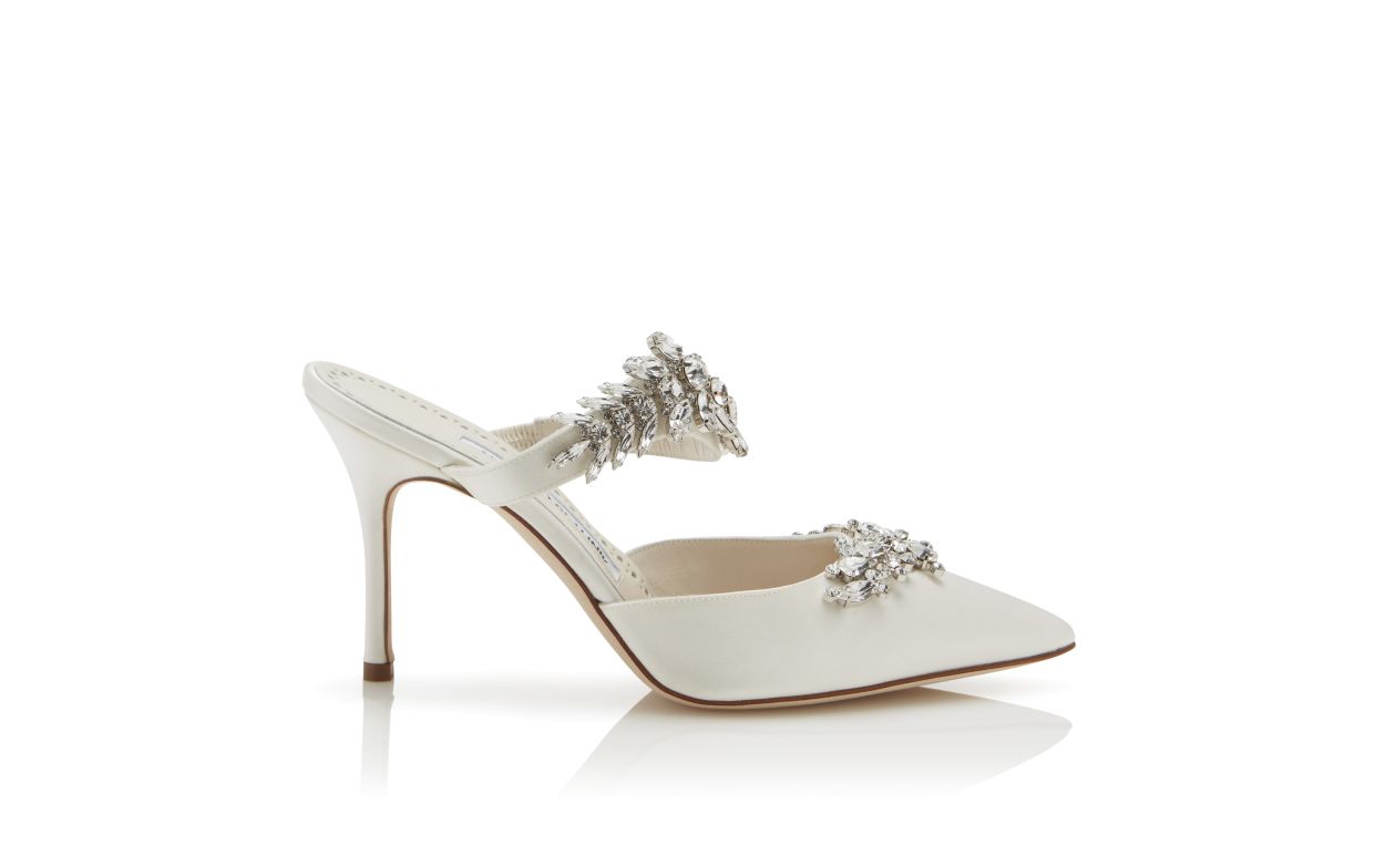 Mules de satín blanco con adornos de cristal