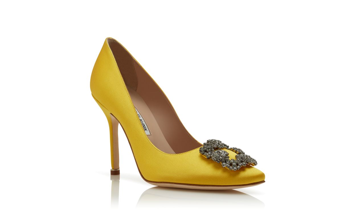 Zapatos de tacón con hebilla de joya de satén amarillo