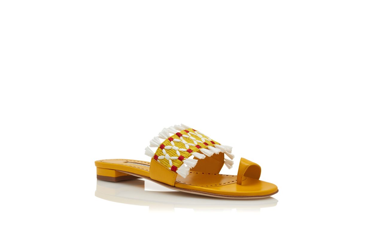 Mules planas de cuero napa amarillo con detalles de rafia