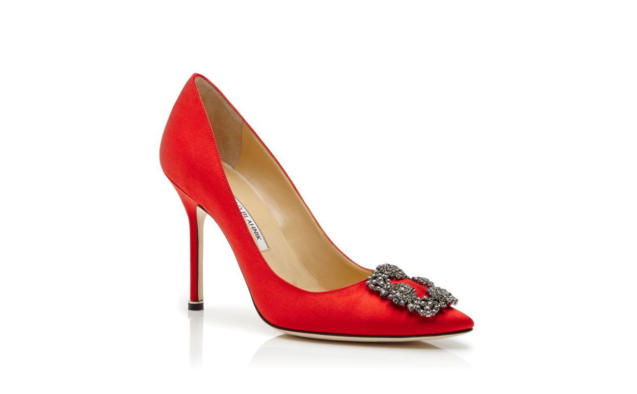 Zapatos de tacón con hebilla de joya de satín rojo