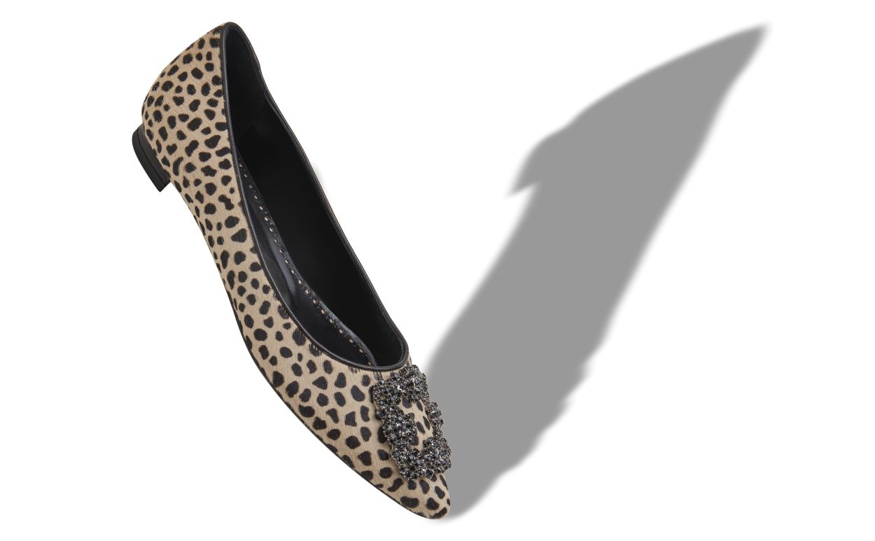 Zapatillas planas de pelo de ternera con estampado animal y hebilla de joyería
