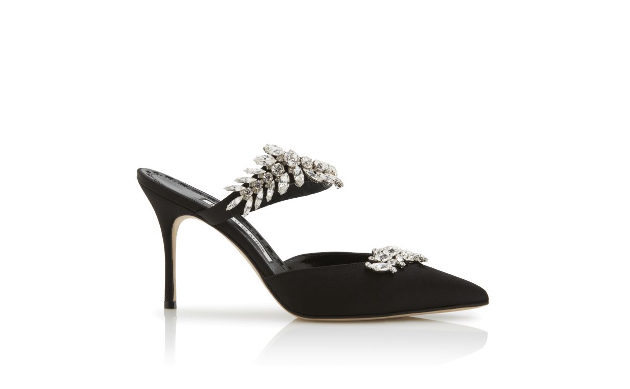 Mules de satín negro con adornos de cristal