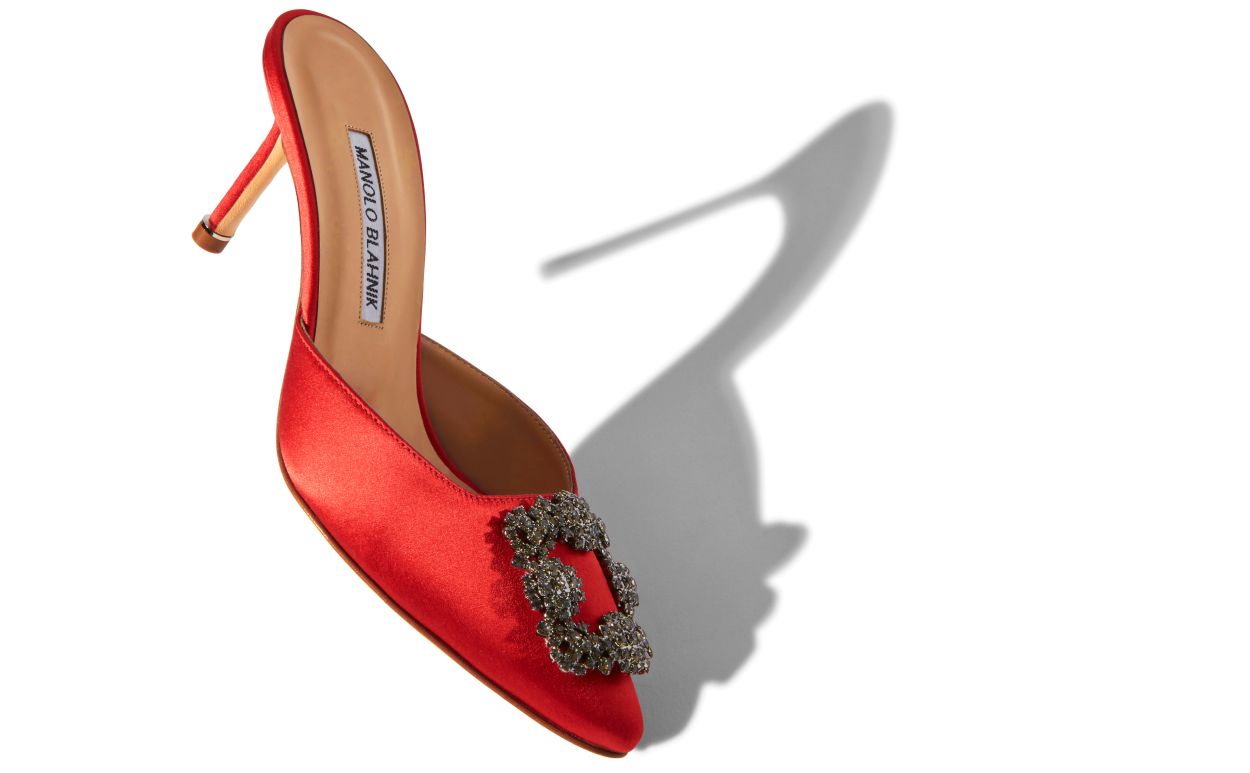 Mules de satín rojo con hebilla de joyería
