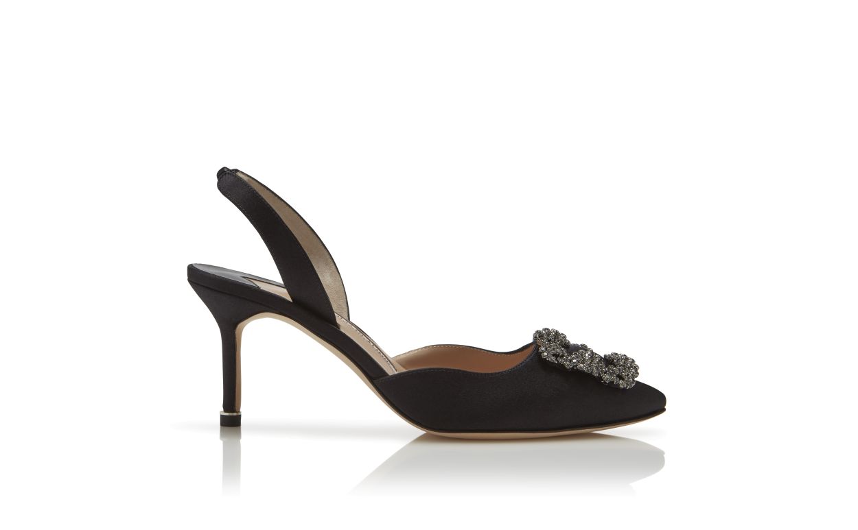 Zapatos de tacón con hebilla de joyería de satín negro