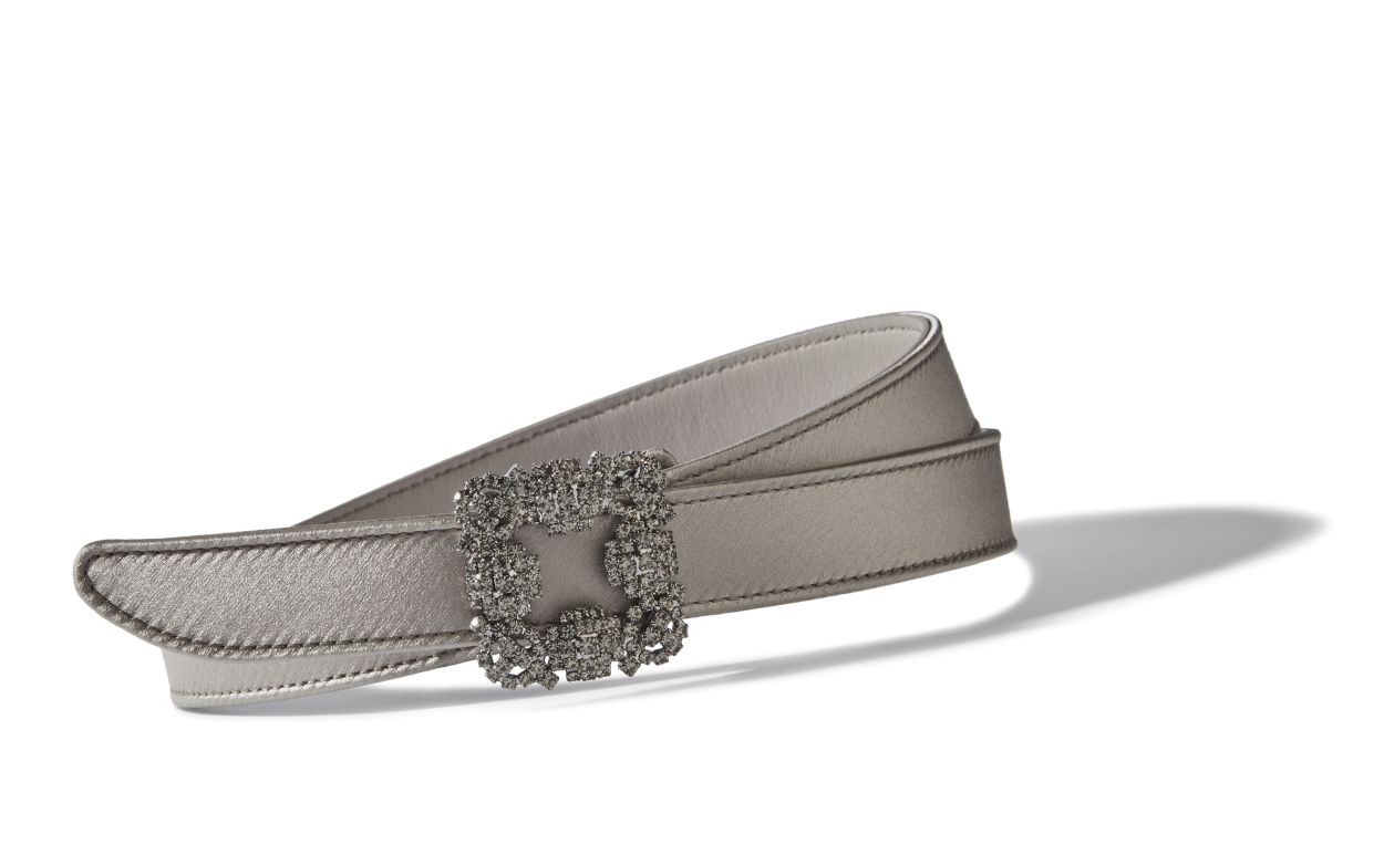 Cinturón de satín gris claro con hebilla de cristal
