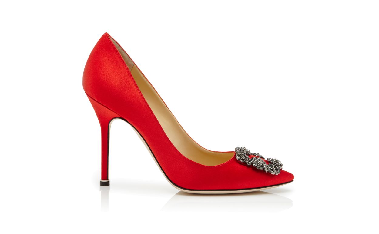 Zapatos de tacón con hebilla de joya de satín rojo
