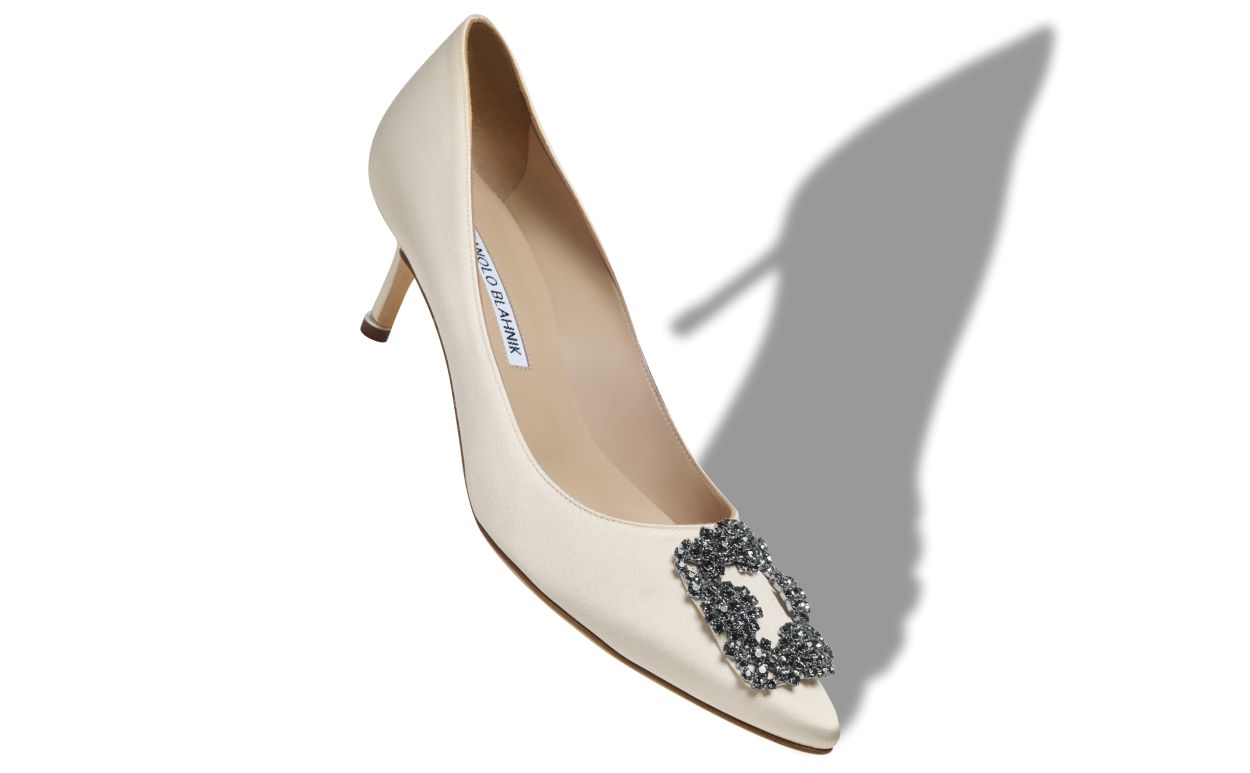 Zapatos de tacón con hebilla de joya de satín blanco