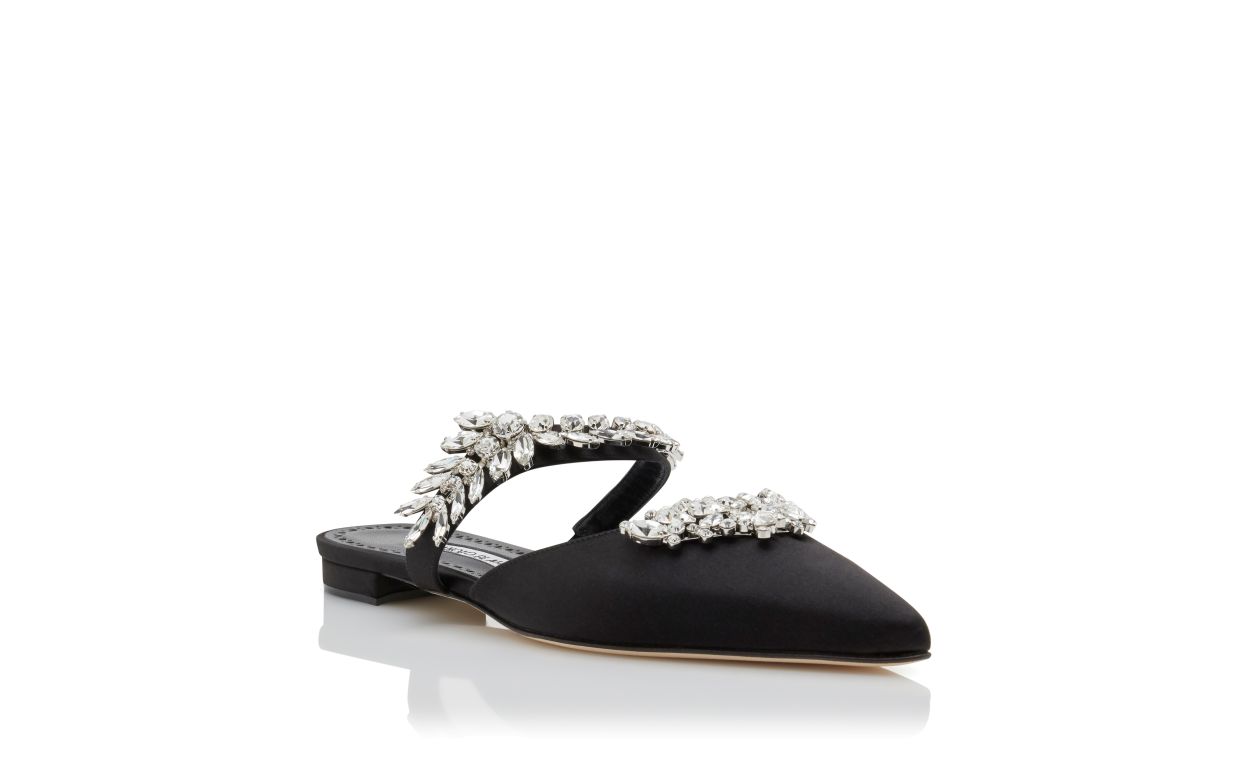 Mules planas de satín negro con adornos de cristal