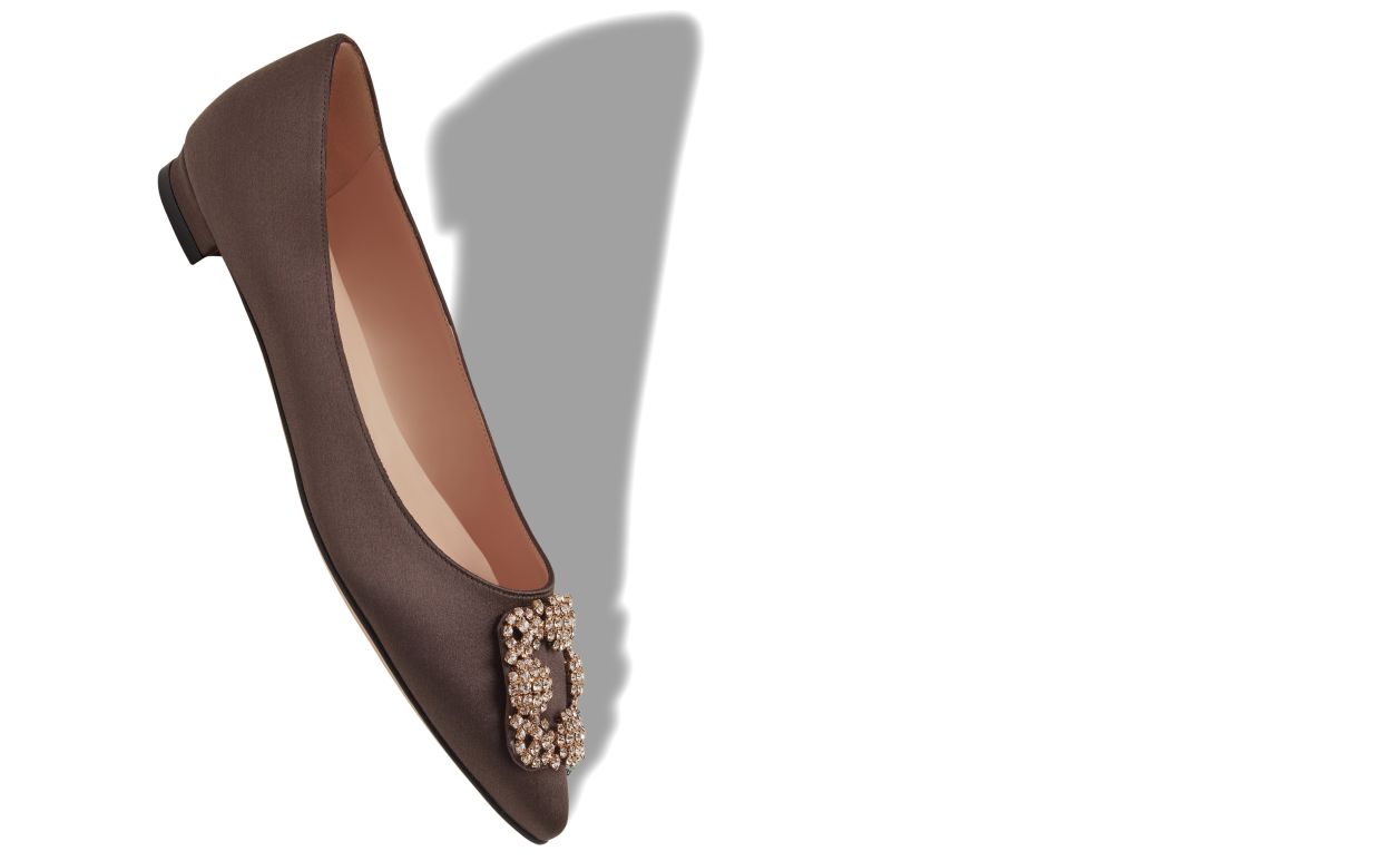 Zapatillas planas de satín marrón con hebilla de joyería