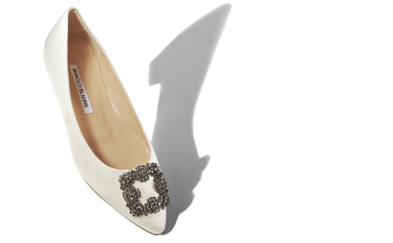 Zapatos planos de satín blanco con hebilla de joyería