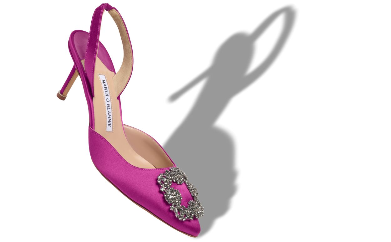 Zapatillas de tacón con hebilla de joya de satín rosa