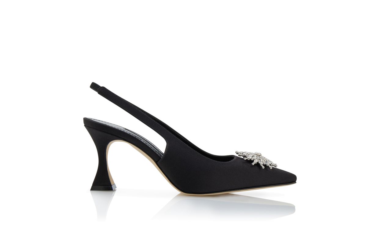Zapatillas de satín negro con detalles de cristal en estilo slingback