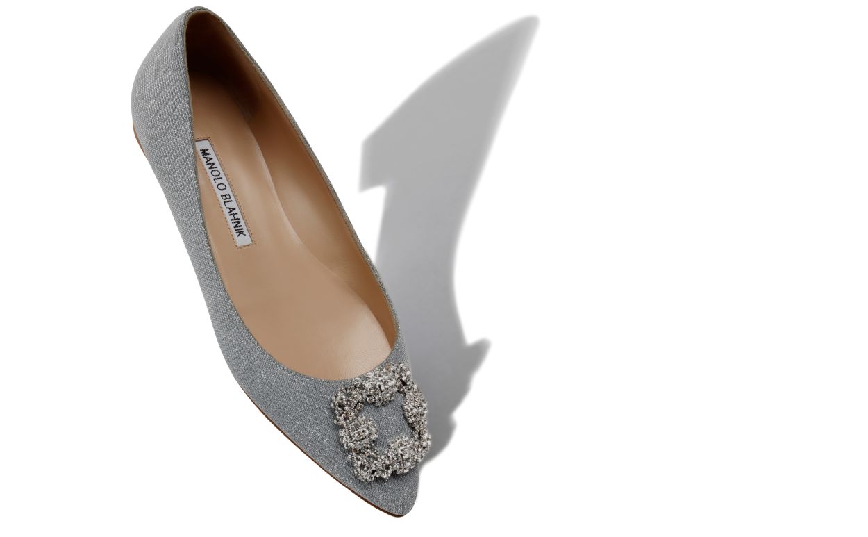 Zapatos planos con hebilla de joya de tela brillante plateada