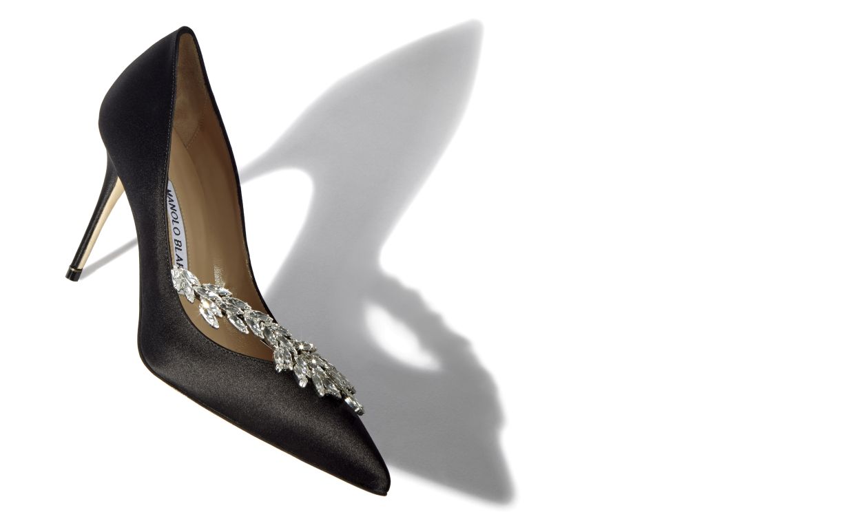 Zapatillas de tacón con hebilla de joya de satín negro