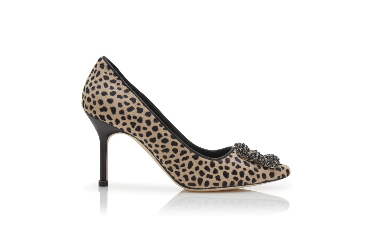 Zapatos de tacón con estampado animal y hebilla de joyería de cuero de ternera