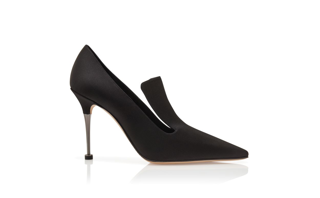 Zapatillas de tacón con detalle en el empeine de satín negro