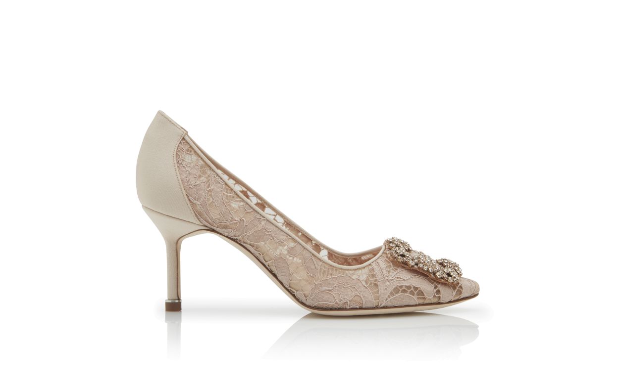 Zapatillas de tacón con hebilla de joya de encaje beige
