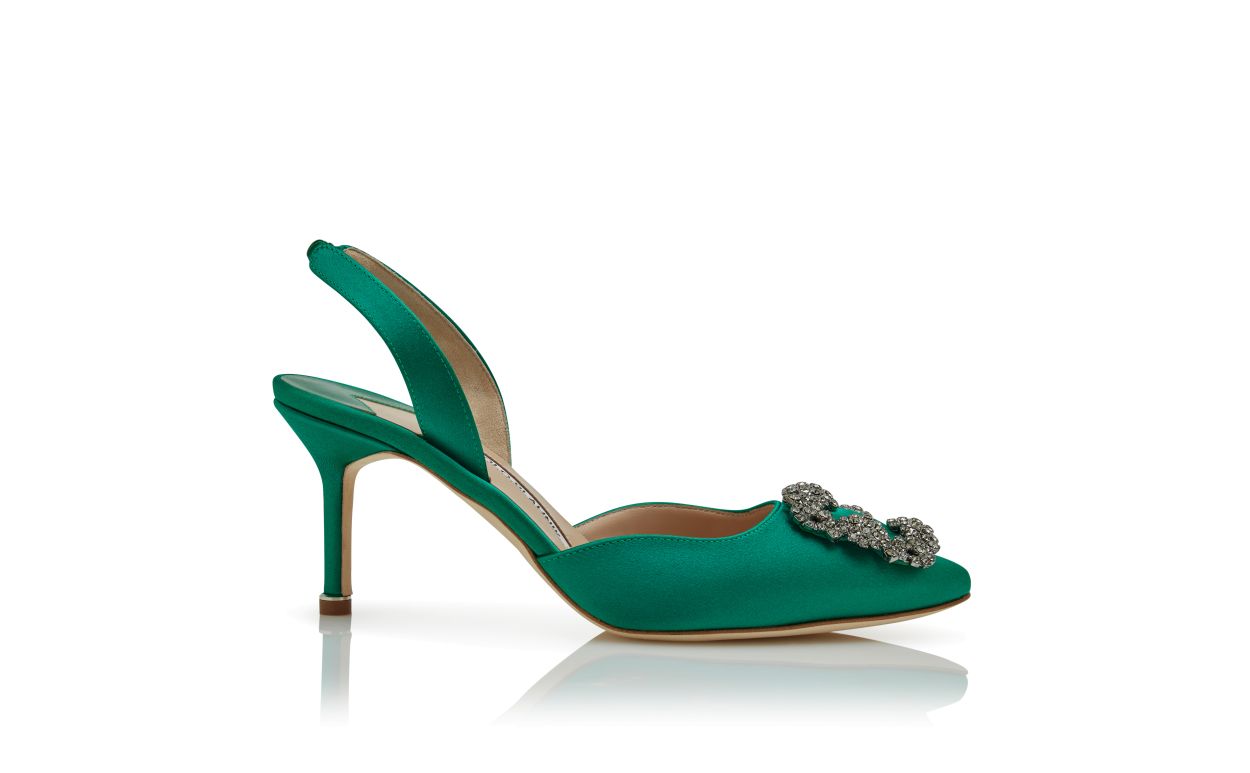 Pompas de satén verde con hebilla de joya tipo slingback